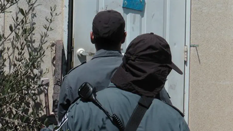 שוטרי יס"מ פורצים למבנה במגרון