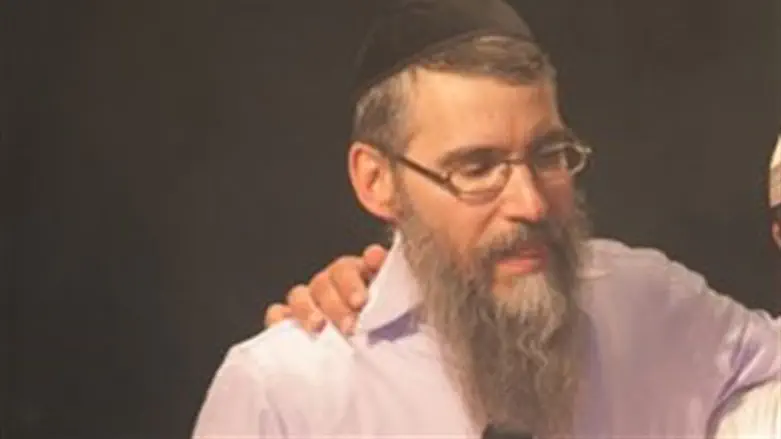 אברהם פריד שר עם אחד הילדים