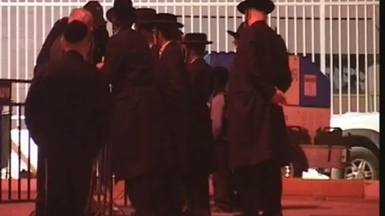 Hareidim watch anti-hareidi protest