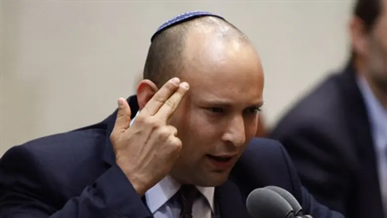 עוצמים עיניים. נפתלי בנט