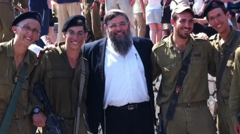 חיילי השריון עם הרב שנוולד