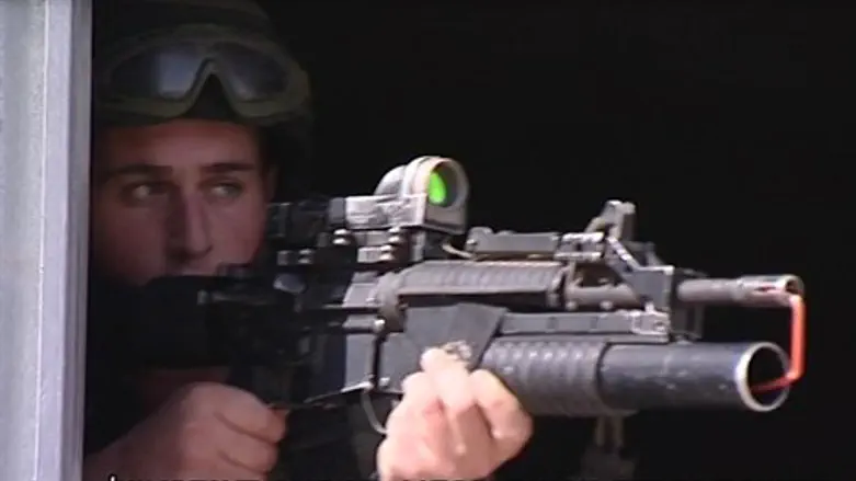 חייל לוחם בשטח בנוי