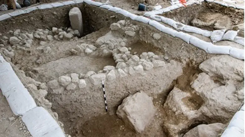 Eshtaol: structure with column