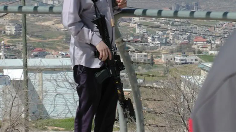 שומר מאבטח נשק