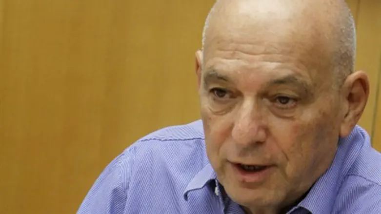לא דמוקרטי. כרמון