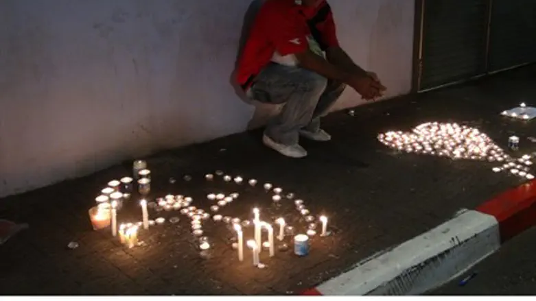 Поминальные свечи у дома Арика Айнштейна