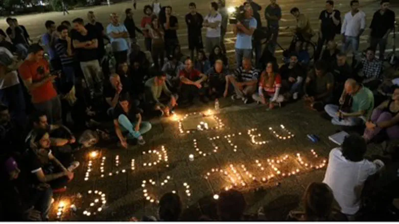 Impromptu memorial for Arik Einstein in Rabin
