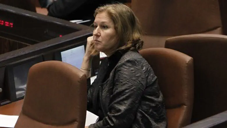 תוקפת ומגנה. לבני
