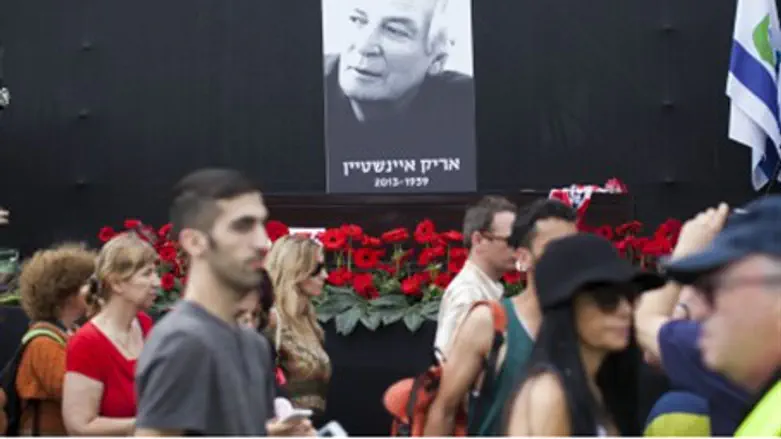 Arik Einstein lying in state.