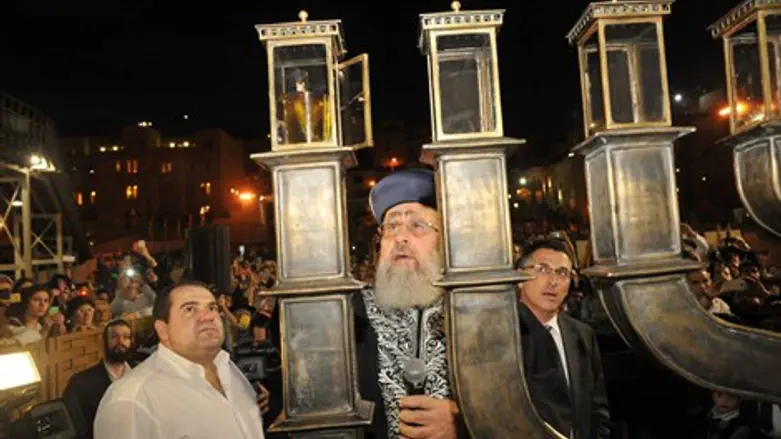 הרב יצחק יוסף בהדלקת נר חנוכה בכותל המערבי