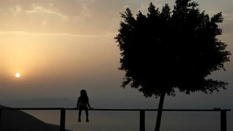 Child looking over Syria (illustration)