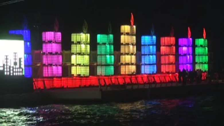 חנוכיית הענק של קרוב ללב