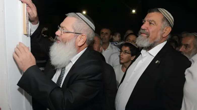 הרב בן דהן קובע מזוזה באלקנה