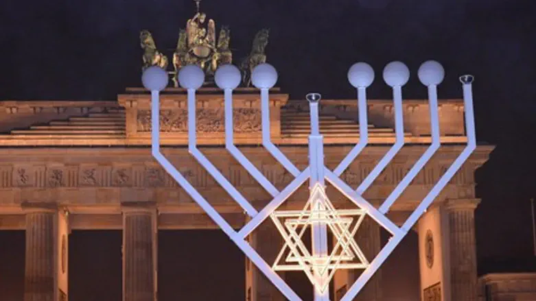 החנוכיה בשער הניצחון