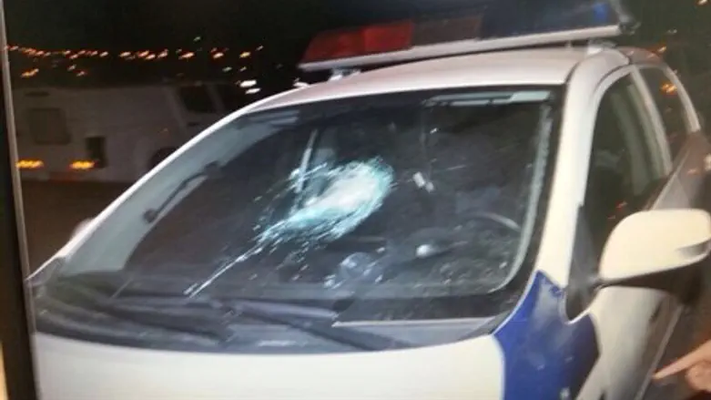 אחת הניידות שניזוקו בחורה.