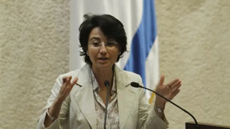 מעל הדוכן. זועבי