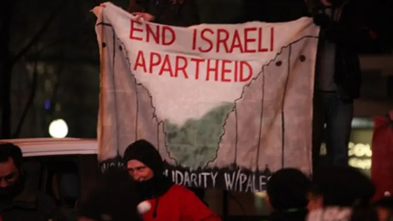 המפגינים מחוץ לאולם הדינר