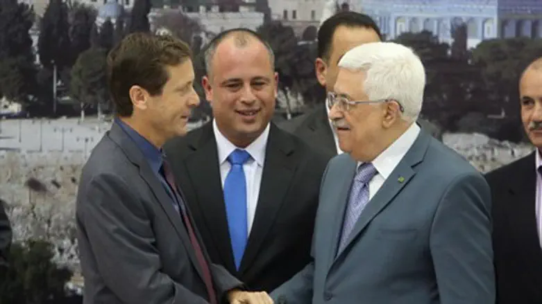 ברמאללה: אבו מאזן, חילק בר ובוז'י הרצוג