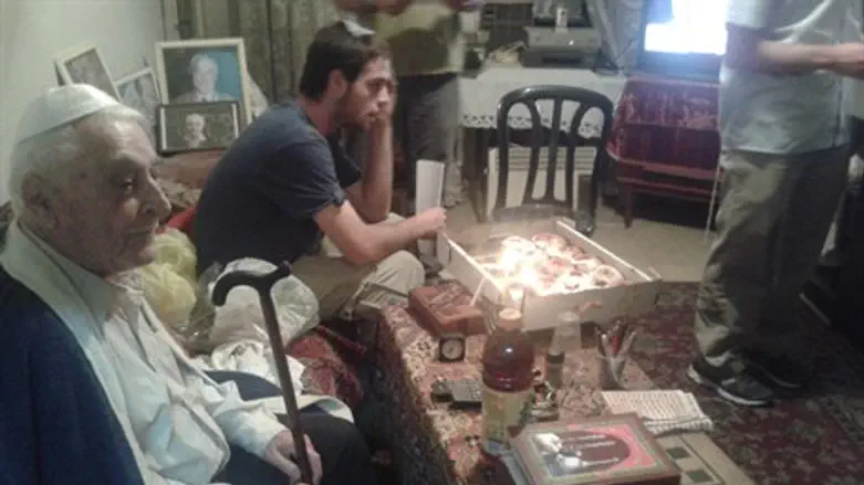 לשמח קשישים בחנוכה