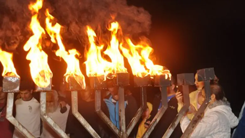 הדלקת נרות באנדרטה