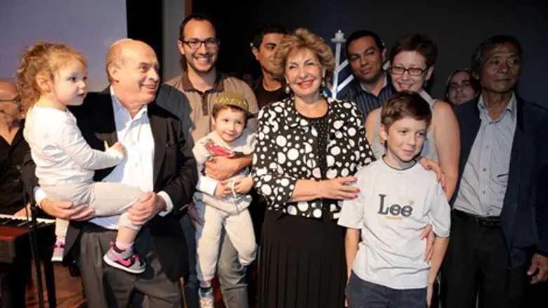 שבע בירות מדליקות נר חנוכה במקביל