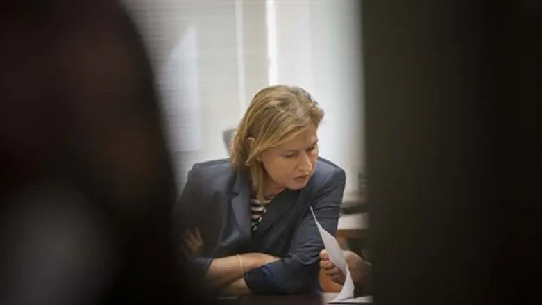 דברים קורים. לבני