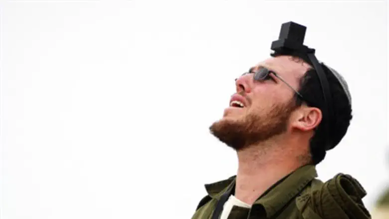 חייל בתפילין. תמונת ארכיון