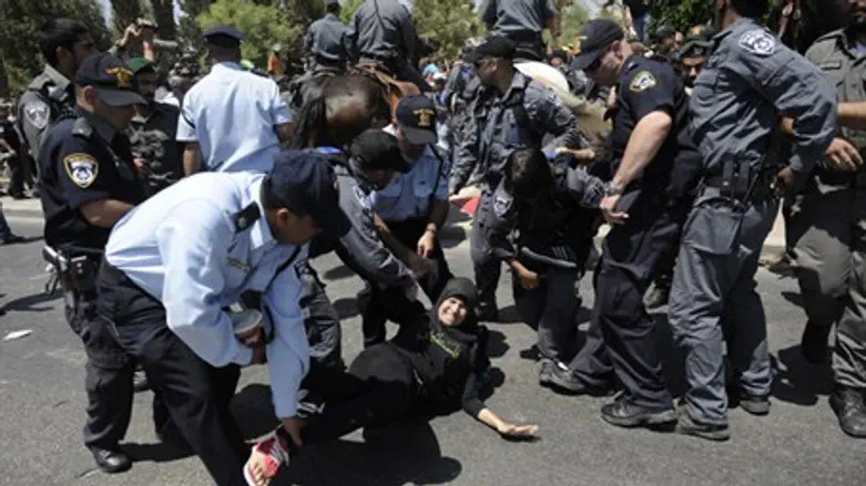 Разгон бедуинской демонстрации. Иллюстрация