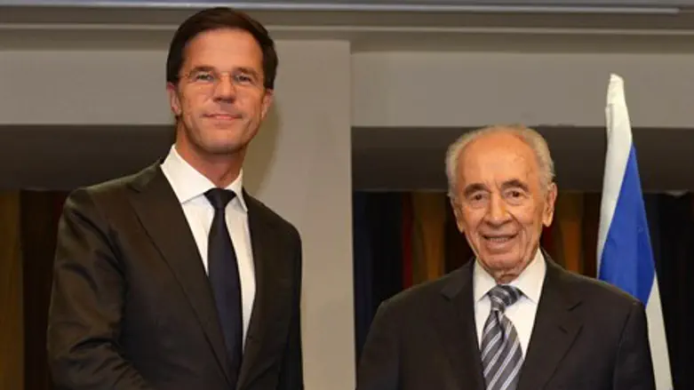 הנשיא פרס עם ראש ממשלת הולנד