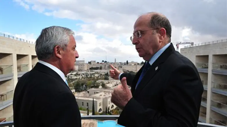 Moshe Yaalon speaks to Guatemalan President O