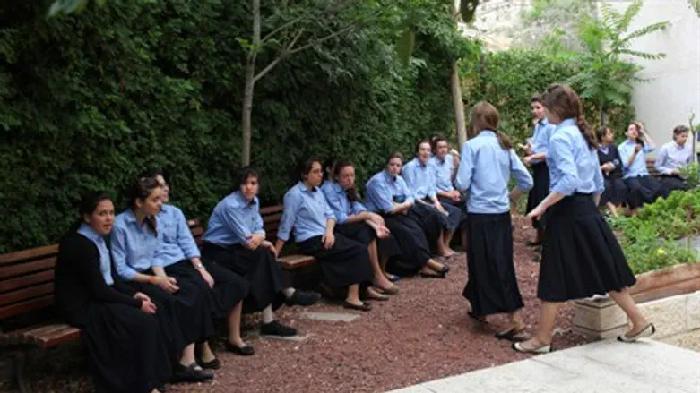 בנות סמינר. ארכיון