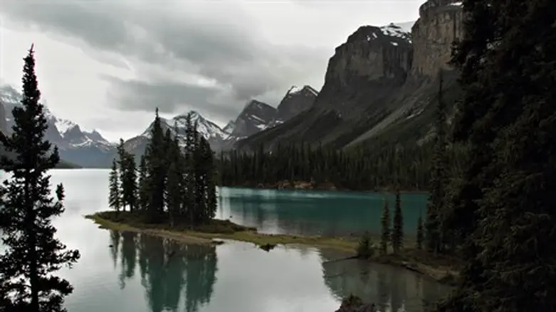 האשמות מאחורי הנופים. קנדה