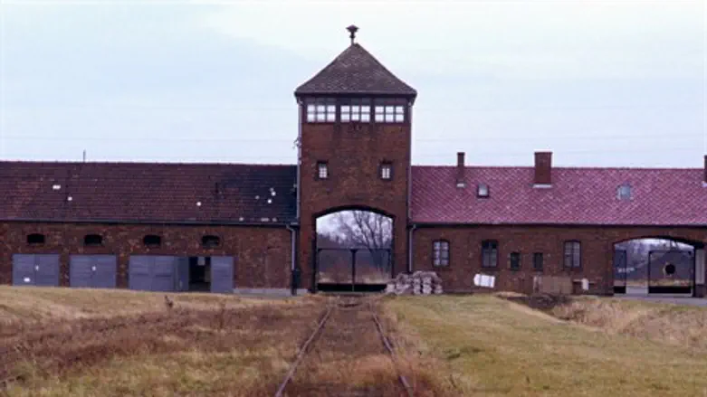 הכניסה למחנה