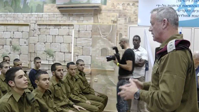 הרמטכ"ל עם החיילים