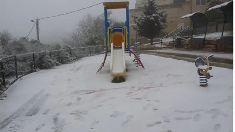 Снег на детской площадке