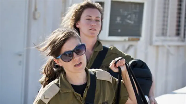 עמדה הוגנת. חיילות בצה"ל