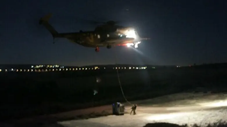 מסוק יסעור מעביר גנרטור של חברת חשמל