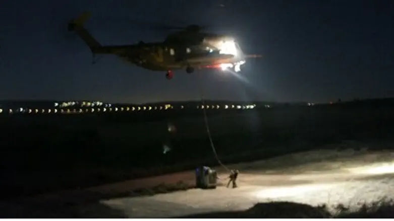 An IDF helicopter delivers a generator to Ita