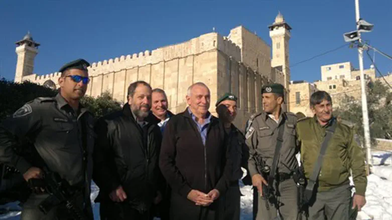 השר אהרונוביץ' עם נעם ארנון ולוחמי מג"ב