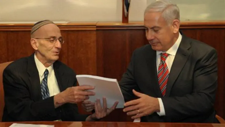 השופט אדמונד לוי מעניק את הדו"ח לרה''מ נתניהו