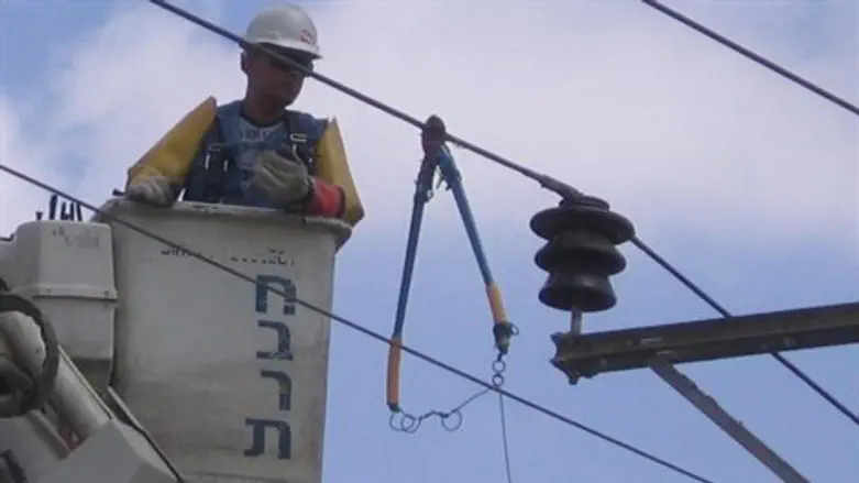 עובדי חברת החשמל עם המספריים התלויות