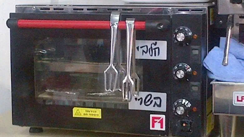 תנור טרף בחנות נוחות בתחנת תדלוק