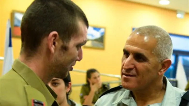 אחיה קליין (משמאל)