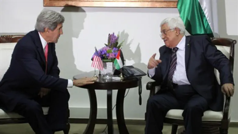 אבו מאזן וג'ון קרי