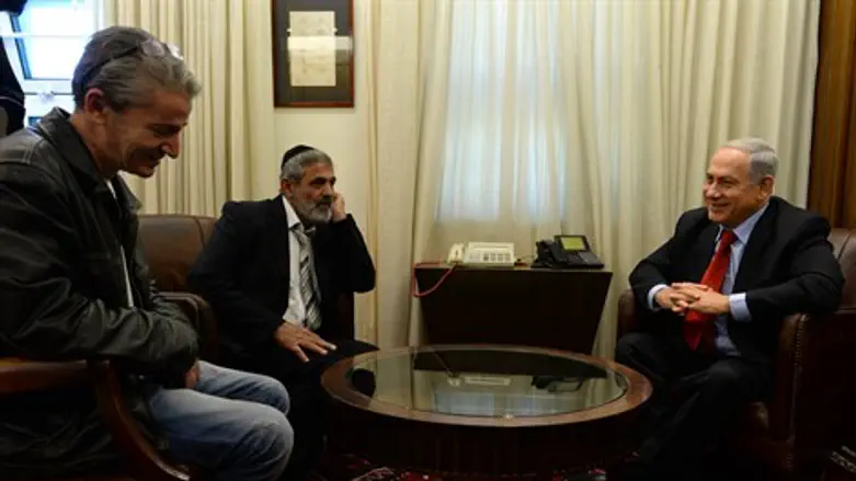 נתניהו עם נהג האוטובוס והנוסע