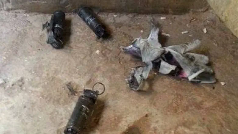 רימוני ההלם שנמצאו סמוך לפח