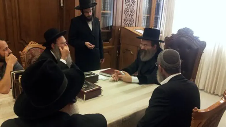 האדמו"ר ואורחיו במפגש