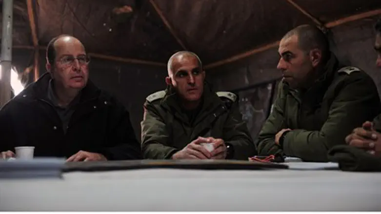 Моше Яалон в расположении бригады Гивати