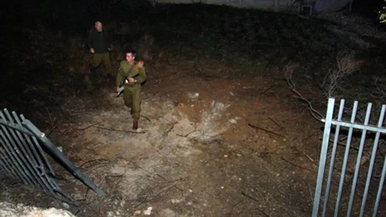 חיילי צה"ל בודקים מקום נפילת רקטה