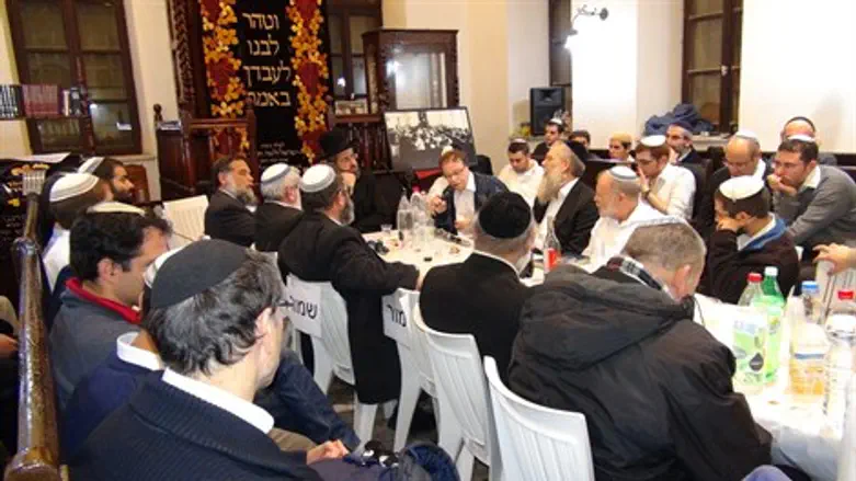 מלווה מלכה בבית הרב